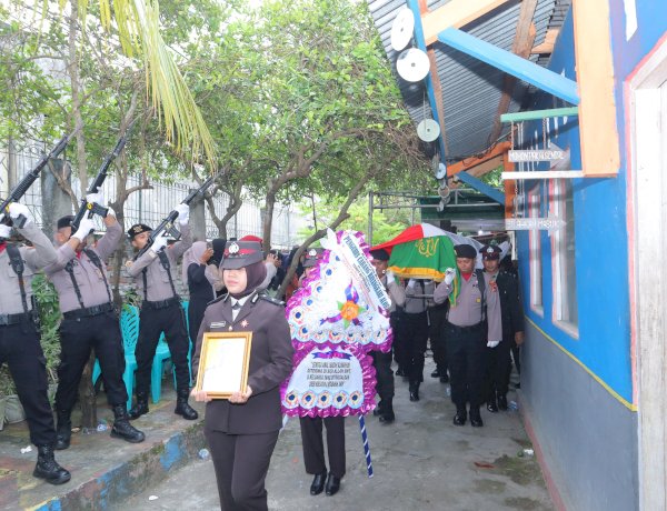 POLRES ALOR GELAR UPACARA PEMAKAMAN SECARA DINAS KEPOLISIAN BAGI ALMARHUM AIPDA MOHAMMAD RIZALI