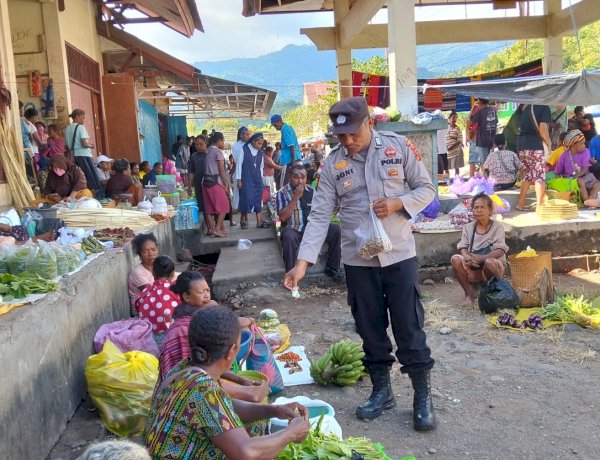 Polsek Alor Timur Laut Gelar Patroli Dialogis dan Pengamanan Pasar Nailang, Sampaikan Himbauan Kamtibmas Humanis