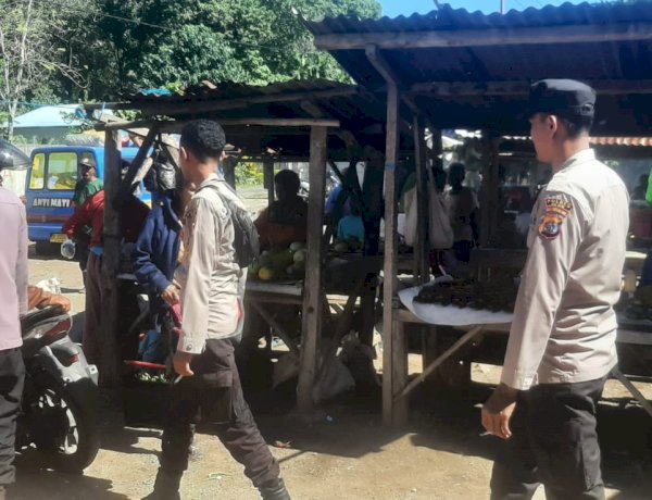 Polsek Alor Timur Laut Intensifkan Patroli Dialogis dan Pengamanan di Pasar Rakyat Nailang untuk Ciptakan Situasi Aman dan Kondusif