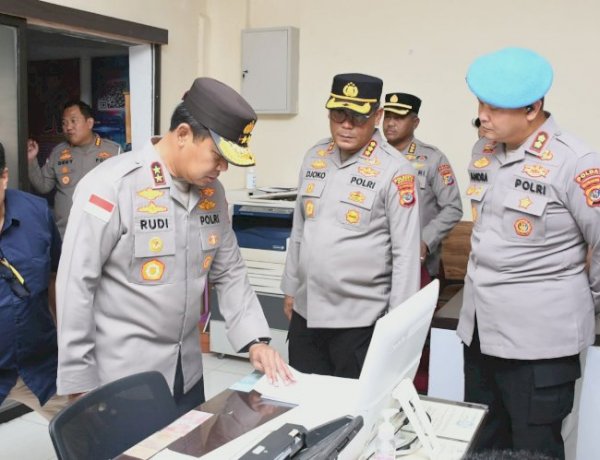 Pastikan Pelayanan Publik Prima, Kapolda NTT Cek Langsung Ruang Pelayanan Masyarakat di Polresta Kupang Kota