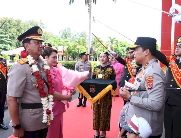 Haru dan Penuh Penghormatan, Kapolda NTT Pimpin Tradisi Pedang Pora Pelepasan Brigjen Pol Baskoro Tri Prabowo