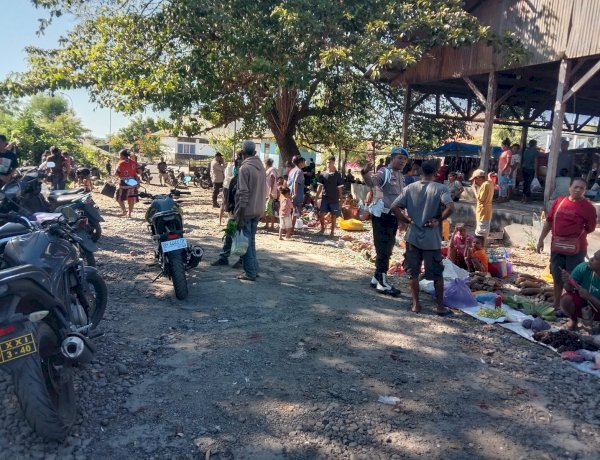 Polsek Alor Timur Intensifkan Pengamanan Pasar Rakyat Maritaing, Warga Diimbau Jaga Kamtibmas