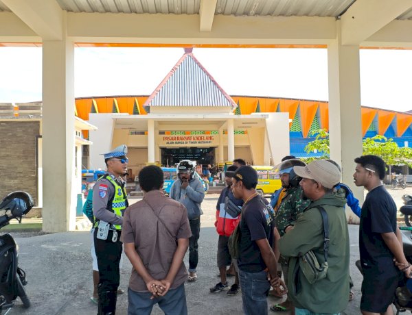 SATLANTAS POLRES ALOR SOSIALISASIKAN OPERASI PATUH TURANGGA 2026 KEPADA PENGEMUDI OJEK