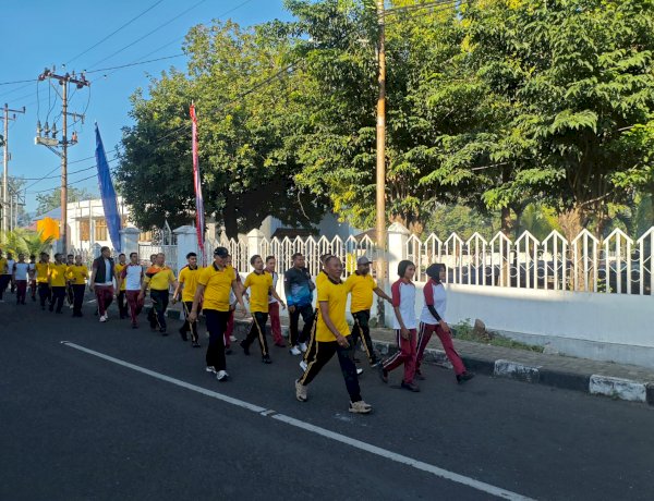 Personel Polres Alor Laksanakan Jalan Santai dan Senam Bersama untuk Jaga Kebugaran