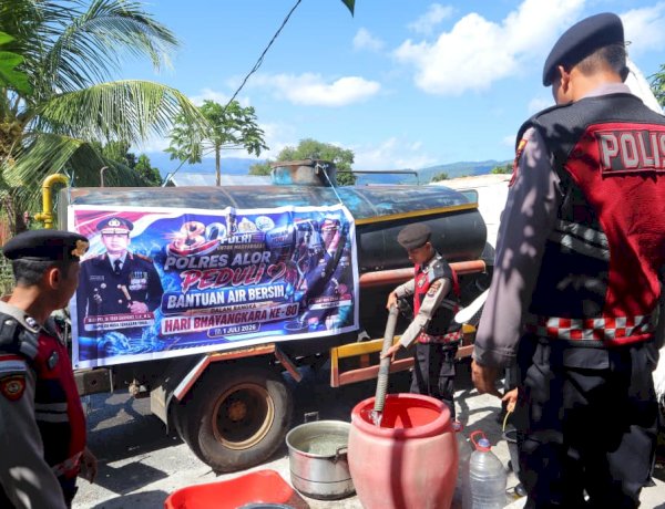 POLRES ALOR SALURKAN AIR BERSIH KEPADA MASYARAKAT DALAM RANGKA HARI BHAYANGKARA KE-80