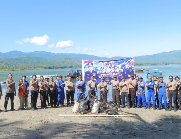 POLRES ALOR GELAR AKSI NYATA BERSIH- BERSIH PANTAI DAN LAUT SAMBUT HARI BHAYANGKARA KE-80