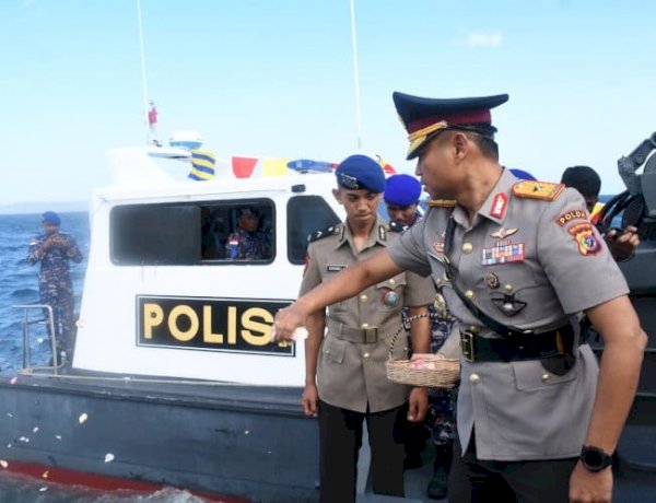 *Peringati Hari Bhayangkara ke-80, Kapolda NTT Pimpin Upacara Tabur Bunga di Perairan Bolok Kupang*