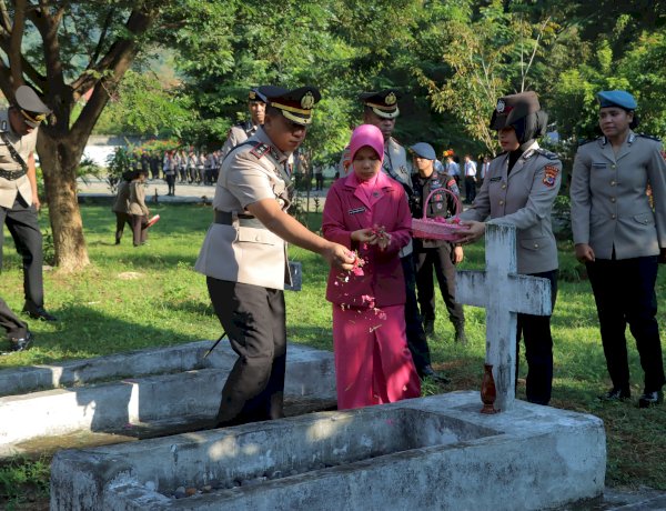 POLRES ALOR GELAR UPACARA ZIARAH ROMBONGAN DI TMP MALUA GALIAU BATUNIRWALA, WUJUD PENGHORMATAN KEPADA JASA PARA PAHLAWAN