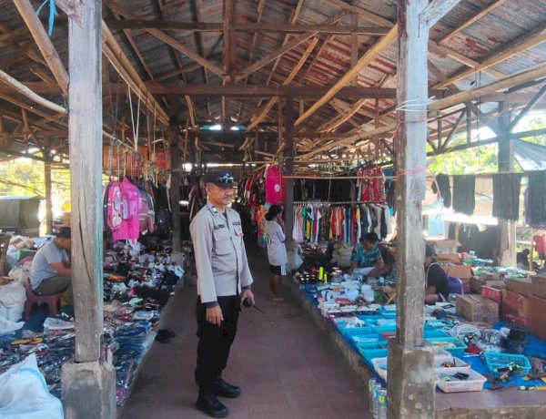 Patroli Pengamanan Pasar, Polsek Alor Selatan Pastikan Aktivitas Masyarakat Berjalan Aman dan Lancar