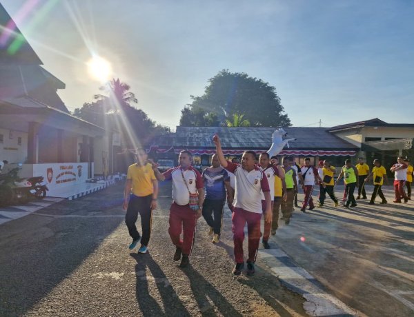 Jumat Sehat, Polres Alor Gelar Senam Bersama dan Jalan Santai Tingkatkan Kebugaran Personel