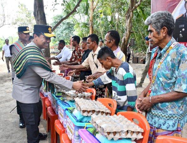 Kapolda NTT Salurkan Bantuan Sosial kepada Warga Desa Benu Usai Resmikan Jembatan Merah Putih