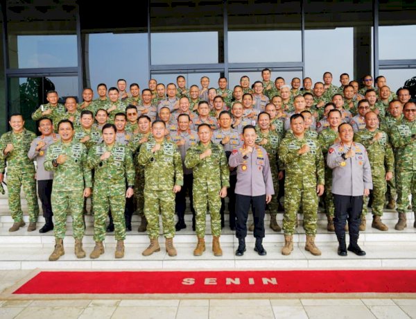 *Kapolri Perkuat Soliditas TNI-Polri Lewat Silaturahmi dengan Panglima TNI di Mabes TNI*