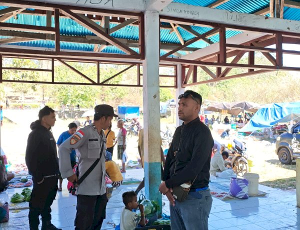 Polsek Alor Timur Intensifkan Patroli Dialogis di Pasar Rakyat Lantoka, Wujudkan Rasa Aman bagi Pedagang dan Pengunjung