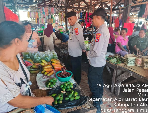 Patroli Pasar Rakyat Moru, Polsek Alor Barat Daya Sampaikan Imbauan Kamtibmas Humanis