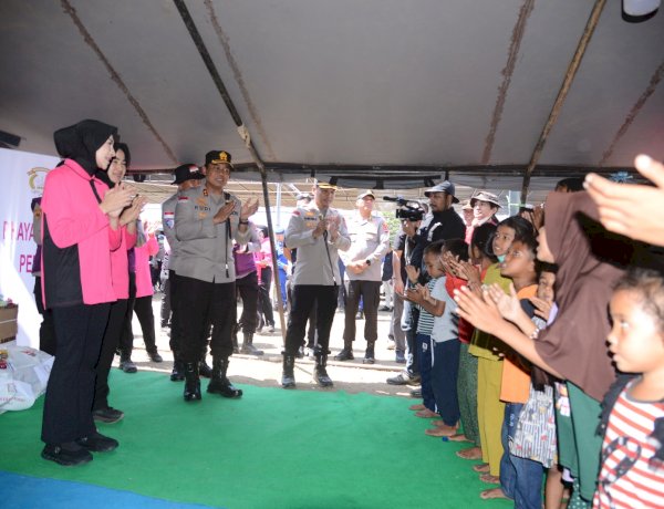 Kapolda NTT dan Ketua Bhayangkari Hadirkan Kepedulian di Tengah Pengungsi Gempa di Gelora Samador Maumere