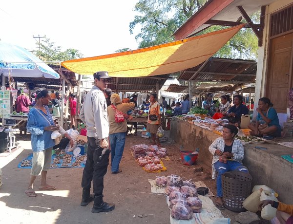 Polsek Alor Timur Laut Laksanakan Patroli Dialogis dan Pengamanan Pasar Nailang, Sampaikan Imbauan Kamtibmas Humanis