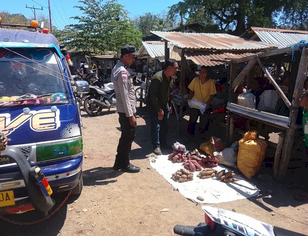 Polsek Alor Timur Laut Amankan Pasar Rakyat Nailang, Sampaikan Imbauan Kamtibmas Humanis kepada Masyarakat