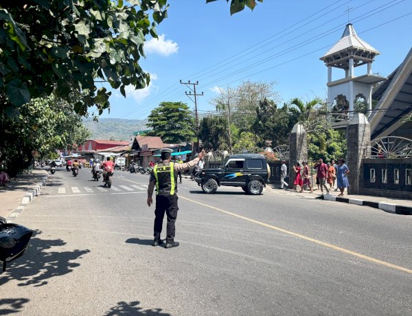 Personel Patwal Satlantas Polres Alor Amankan Ibadah Minggu di Gereja Paroki Yesus Gembala Yang Baik