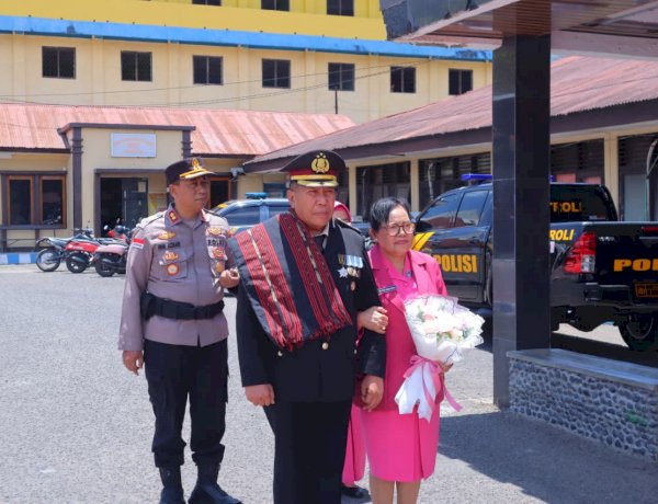Tradisi Gerbang Pora Warnai Pelepasan Purnabakti Kabag SDM Polres Alor