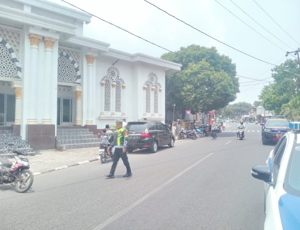 Ciptakan Kamseltibcarlantas, Satlantas Polres Alor Hadir Amankan Aktivitas Shalat Jumat di Masjid Al-Fatah