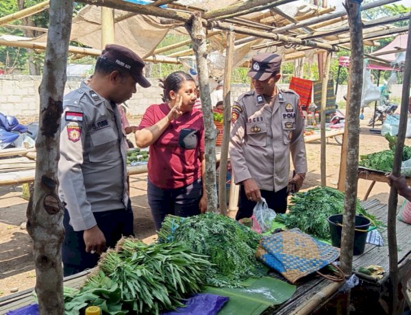 Polsek Alor Selatan Gelar Patroli Pengamanan Pasar Apui, Ajak Masyarakat Jaga Kamtibmas Tetap Kondusif