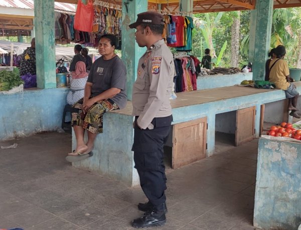 POLSEK ALOR SELATAN GELAR PATROLI PENGAMANAN PASAR, PASTIKAN AKTIVITAS MASYARAKAT BERJALAN AMAN DAN  LANCAR