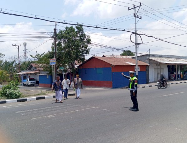 Satlantas Polres Alor Hadir Amankan Sholat Jumat, Wujudkan Semangat “Polisi Bersama Masyarakat”
