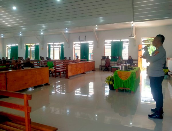 Polisi Bersama Masyarakat, Kapolsek Alor Selatan Gelar Minggu Kasih dan Sambang Kamtibmas di Gereja Ebenhezer Apui