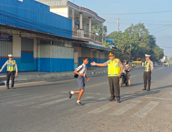 Kapolres Alor Turun Langsung Atur Lalu Lintas, Wujudkan Polri yang Dekat dengan Masyarakat