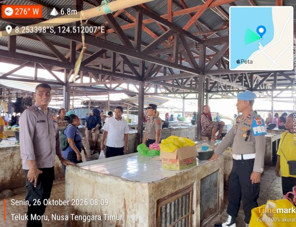 POLSEK ABAD GELAR PATROLI DAN PENGAMANAN PASAR RAKYAT MORU, HIMBAUAN KAMTIBMAS DISAMPAIKAN KEPADA PENGUNJUNG