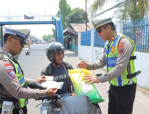 HARI PERTAMA OPERASI PATUH TURANGGA 2026, POLRES ALOR BERIKAN REWARD BERAS BAGI PENGENDARA TERTIB