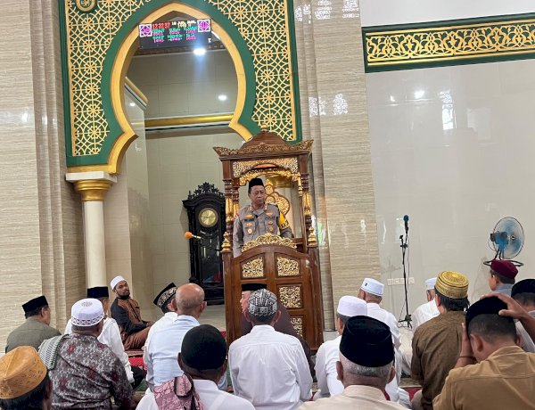 JUMAT KELILING DI MASJID AL-FATAH,  KAPOLRES ALOR AJAK MASYARAKAT CEGAH TAWURAN ANTARREMAJA