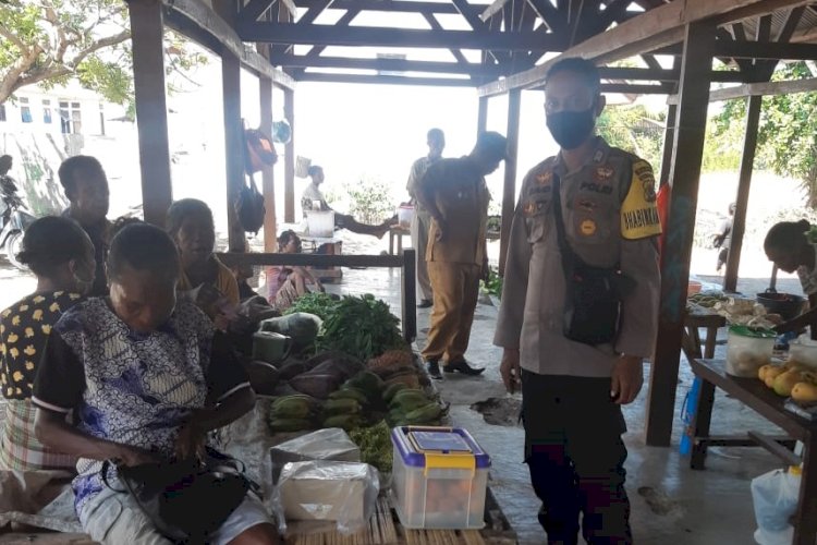 Bhabinkamtibmas Sambang Warga Pengunjung/Pedagang Pasar Alemba dan Berikan Himbauan Protokol Kesehatan