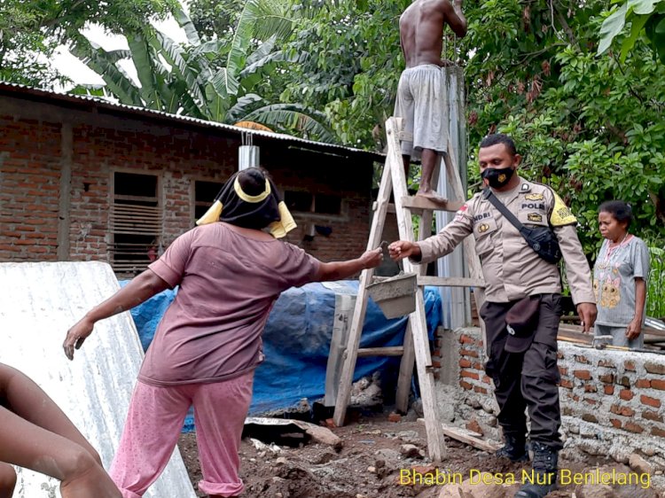 Spontan, Aksi Bhabinkamtibmas Desa Nurbenlelang Bantu Warga Saat Lakukan Sambang di Desa
