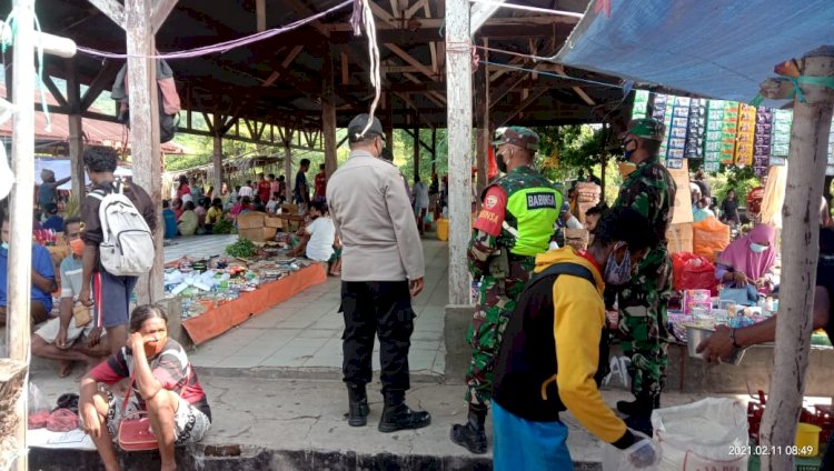 Sampaikan imbauan untuk Taat Prokes, Polsek Alor Timur Laksanakan Patroli Dialogis Di Pasar
