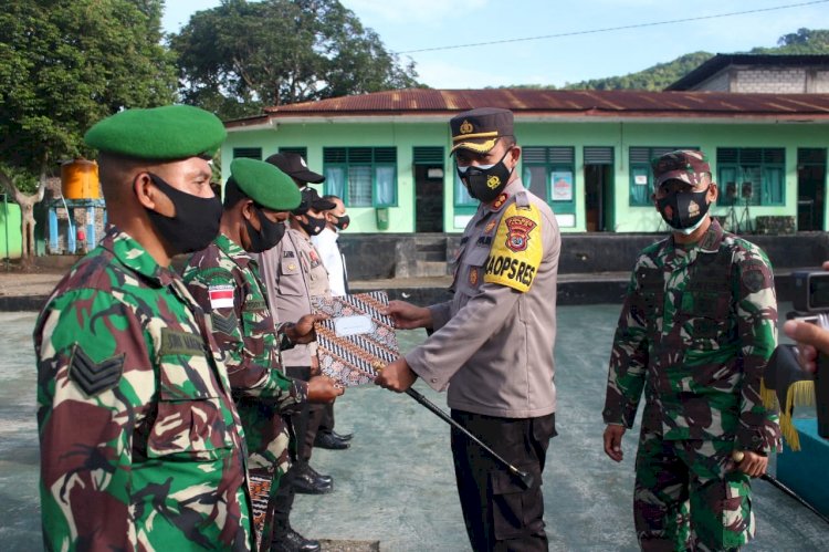 Apel Bersama TNI dan POLRI Dalan Rangka Pemberian Reward And Punishment Kepada Personil Polres Alor Dan Anggota TNI AD 1622 Alor