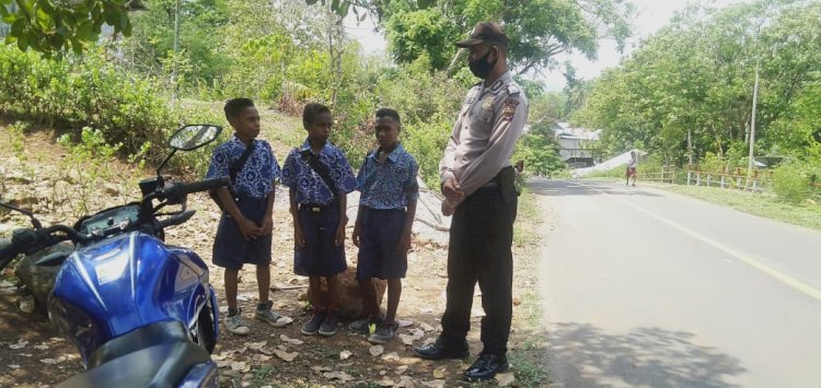 Peduli Anak Sekolah, Kanit Binmas Berikan Himbauan Prokes dan Pesan Kamtibmas