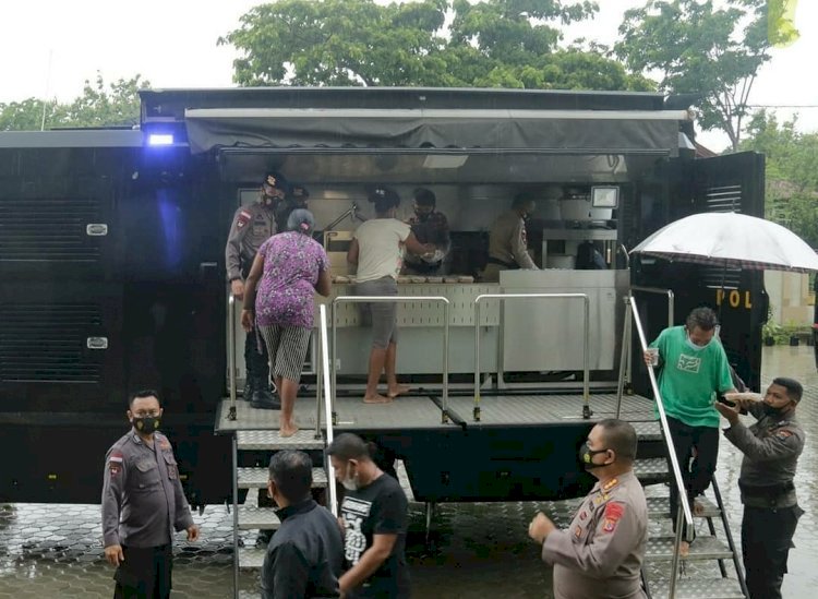 Polri Peduli, Satbrimob Polda NTT Siapkan Dapur Lapangan Untuk Warga Korban Longsor di TDM