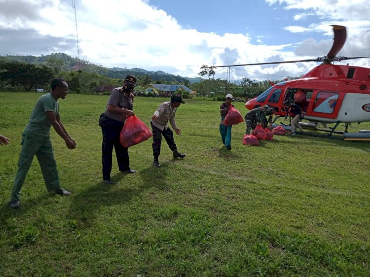Kapolsek Alsel Dampingi Sekcam Alsel Menerima Penyaluran Bantuan Sembako dari BNPB untuk Didistribusikan Kepada Korban Bencana Alam