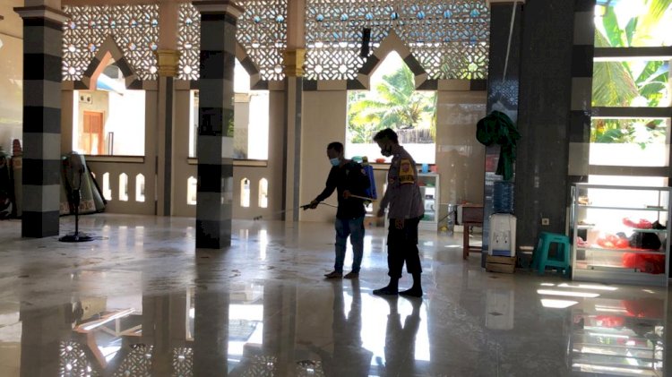 Jelang Ramadhan Polres Alor Lakukan Penyemprotan Disinfektan Ke Masjid
