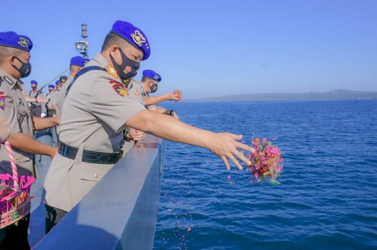 Peringati Hari Bhayangkara yang ke-75, Kapolda NTT Pimpin Upacara Tabur Bunga di Laut