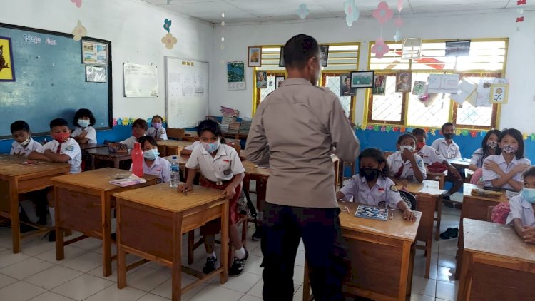 Personil Sat Binmas Polres Alor Melaksanakan Sosialisasi Ke Sekolah
