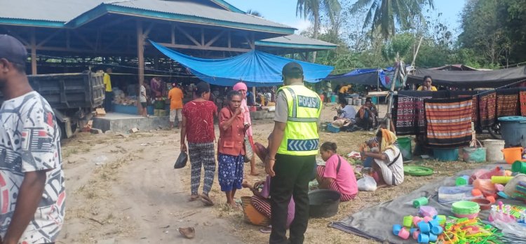 Tingkatkan Rasa Aman Pospol Maliang Polsek Pantar Barat Laksanakan Patroli Di Pasar