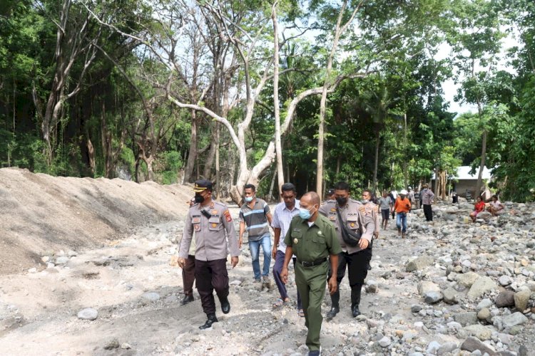 Kapolres Alor Bersama Bupati Tinjau Langsung Lokasi Banjir Bandang Di Desa Kaleb