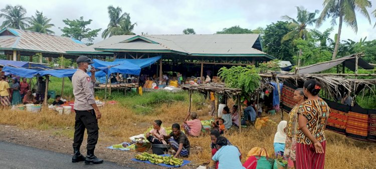 Personil Polsek Pantar Barat Datangi Pasar, Berikan Himbauan Prokes
