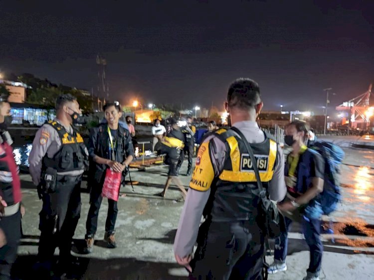 Gelar Patroli KRYD, Personel Turjawali Ditsamapta Polda NTT Sambangi Pelabuhan Tenau Kupang