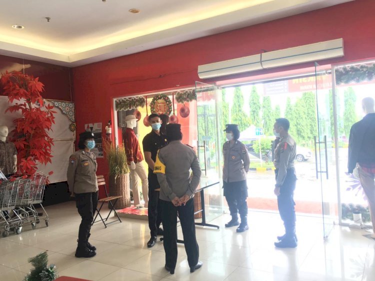 Antisipasi Varian Omicron, Personel Ditbinmas Polda NTT Beri Imbauan Prokes kepada Pengunjung Mall
