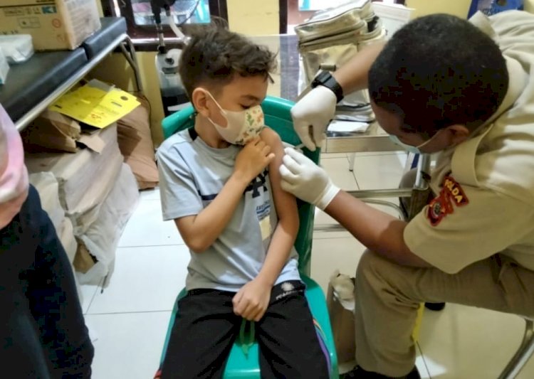 Dukung Program Vaksinasi, Biddokkes Polda NTT Berikan Pelayanan Vaksinasi kepada Anak-Anak
