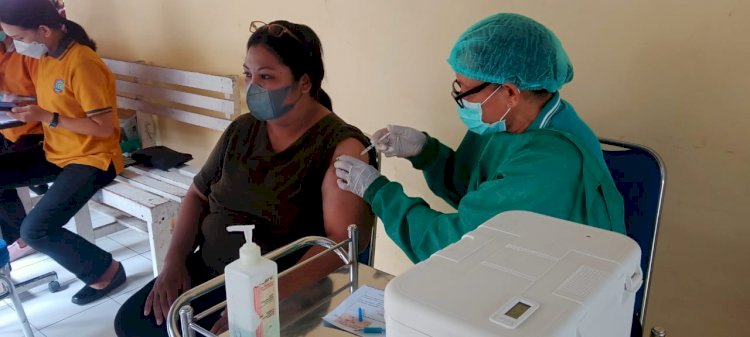 Dukung Program Pemerintah, Tim Vaksinator RS Bhayangkara Kupang Terus Beri Pelayanan Vaksin Covid-19 Bagi Masyarakat