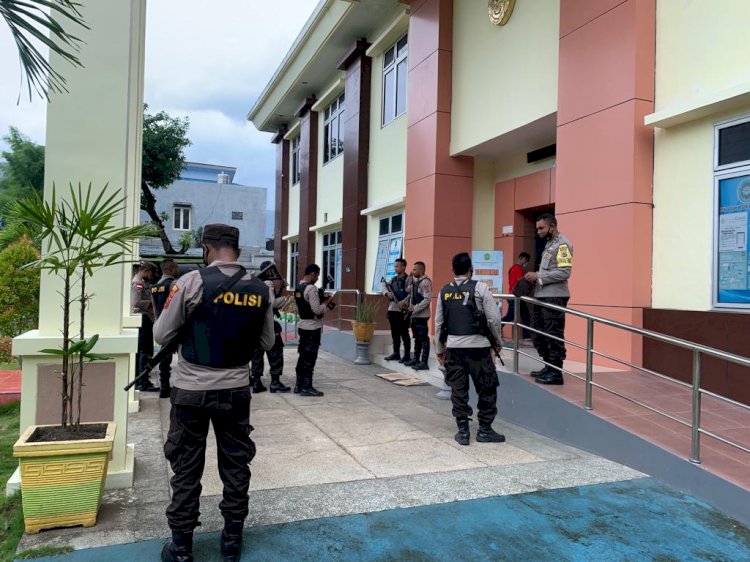 Polres Alor Kerahkan 82 Personel Amankan Sidang Putusan Praperadilan Mantan Kepala Dinas Pendidikan Kab. Alor